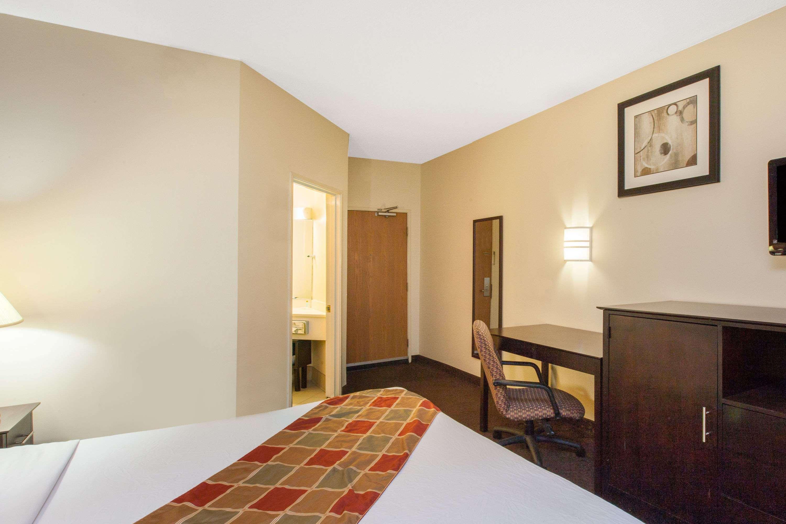 Travelodge By Wyndham Romulus Detroit Airport Exteriör bild